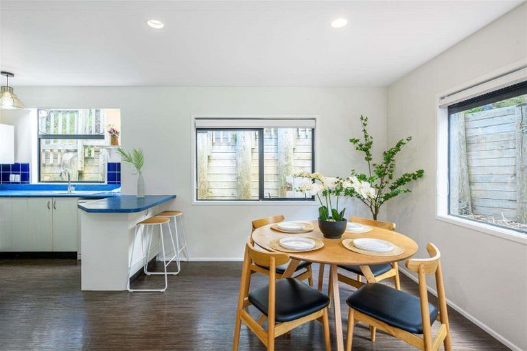 Photo of property in 1/8 Heatherleigh Rise, Northcross, Auckland, 0632