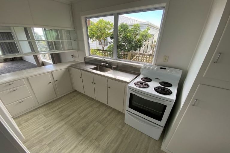 Photo of property in 18 Albany Road, One Tree Point, 0118