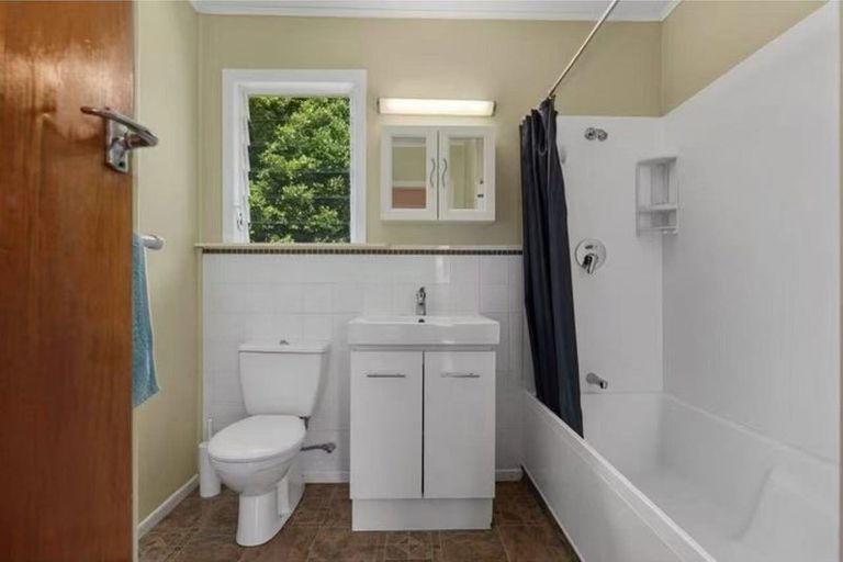 Photo of property in 1/30 Lyttelton Avenue, Forrest Hill, Auckland, 0620