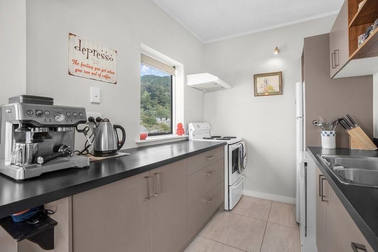 Photo of property in Hobson Court Flats, 59/70 Hobson Street, Thorndon, Wellington, 6011