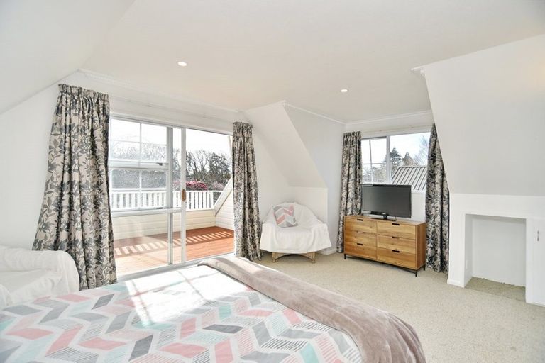 Photo of property in 2/2 Valley Road, Cashmere, Christchurch, 8022