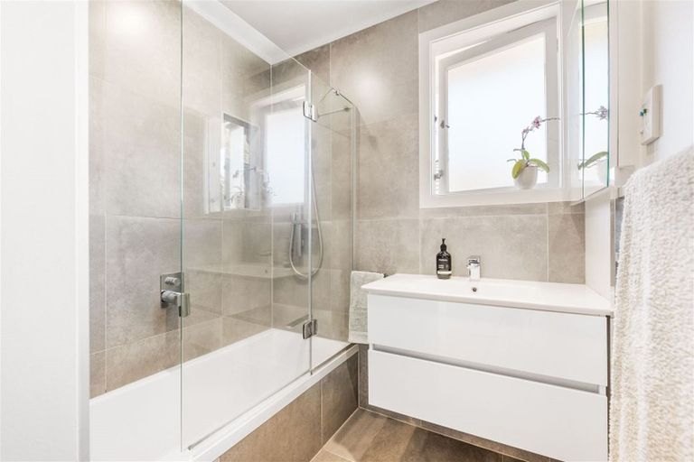 Photo of property in 1/10 Neil Avenue, Te Atatu Peninsula, Auckland, 0610