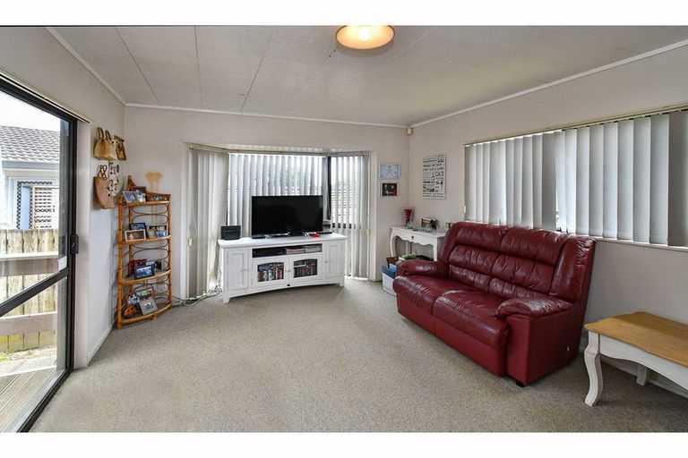 Photo of property in 1/11 Zurich Place, Weymouth, Auckland, 2103
