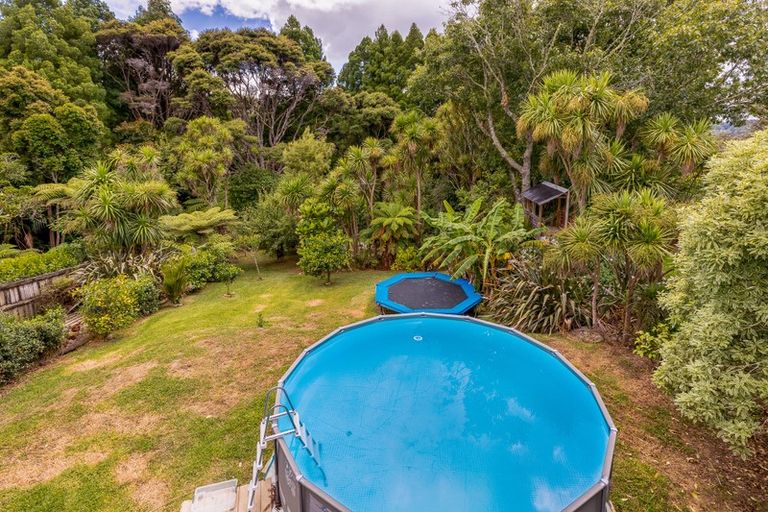 Photo of property in 9 Raroa Terrace, Waiatarua, Auckland, 0604