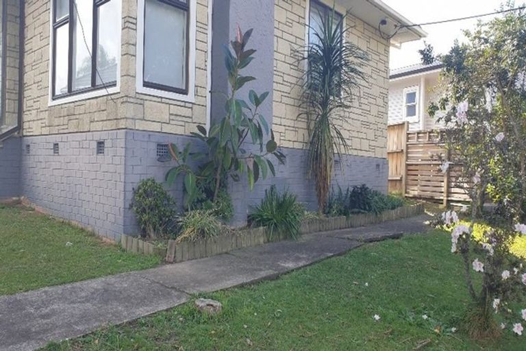 Photo of property in 33 Strid Road, Te Atatu South, Auckland, 0610