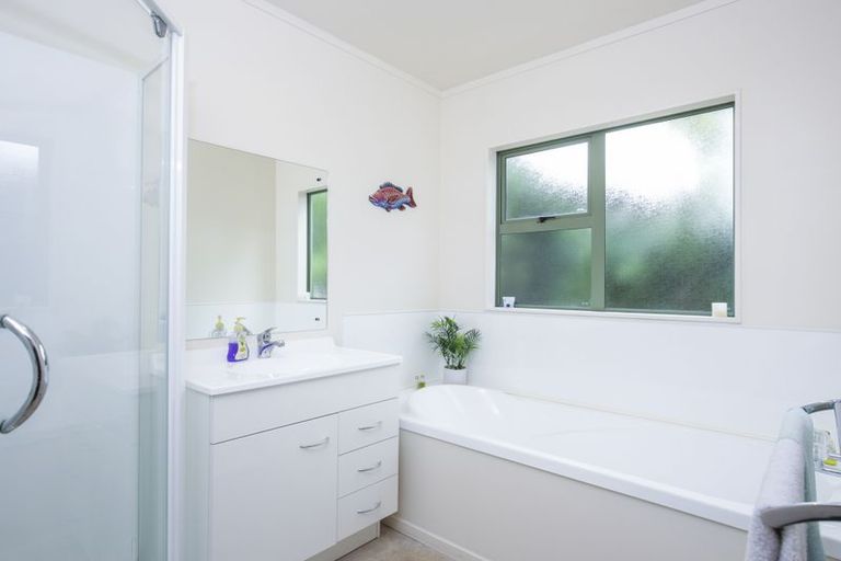 Photo of property in 29 Cobham Crescent, Kelston, Auckland, 0602