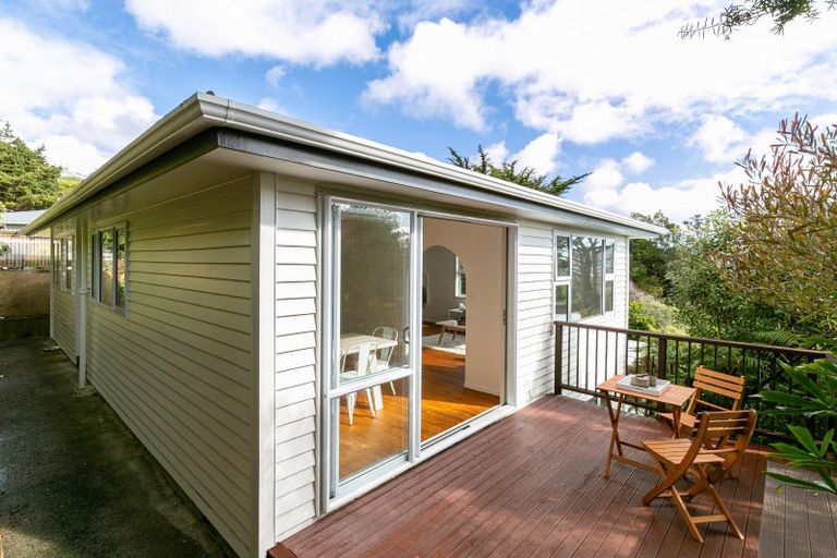 Photo of property in 9 Lomond Street, Newlands, Wellington, 6037