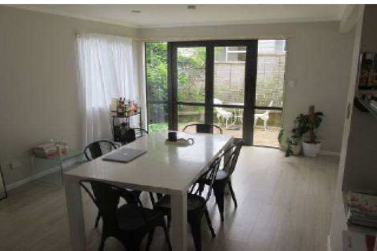 Photo of property in 2/26a Dallinghoe Crescent, Milford, Auckland, 0620