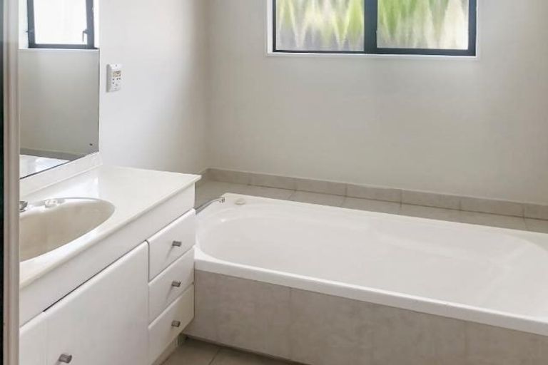 Photo of property in 4 Peter Terrace, Castor Bay, Auckland, 0620