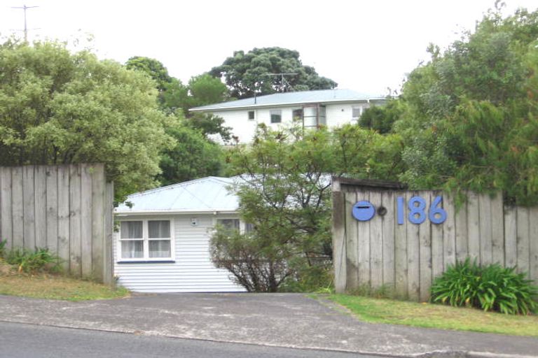 Photo of property in 186 Sunnynook Road, Totara Vale, Auckland, 0627