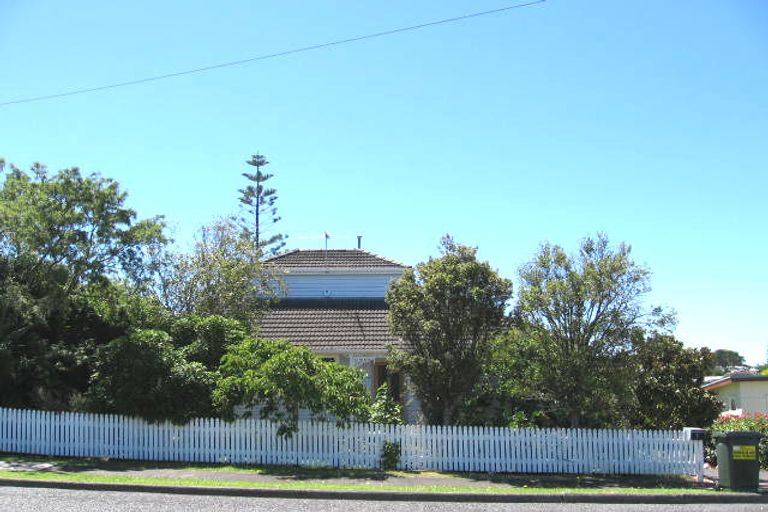 Photo of property in 1/7 Dallinghoe Crescent, Milford, Auckland, 0620