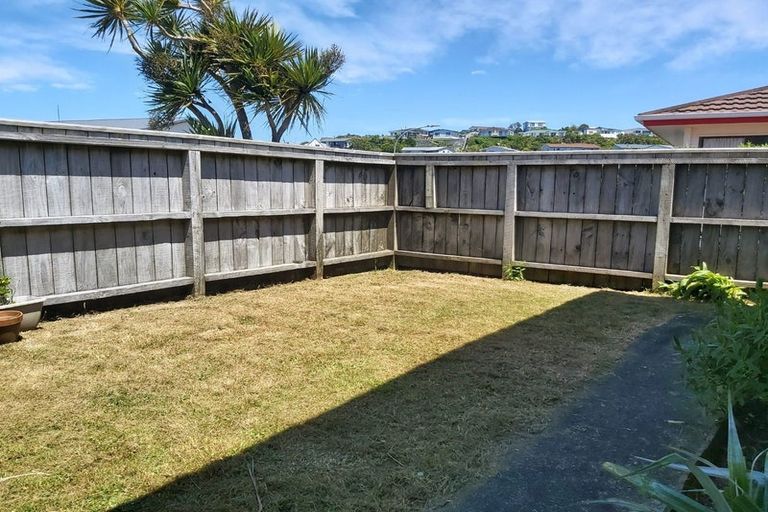 Photo of property in 41a Sunhaven Drive, Newlands, Wellington, 6037