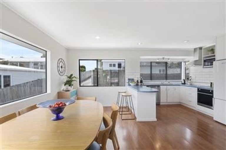 Photo of property in 2/7 Arran Road, Browns Bay, Auckland, 0630