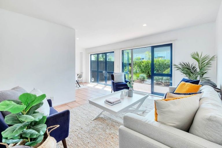 Photo of property in 3/70 Fernhill Way, Oteha, Auckland, 0632