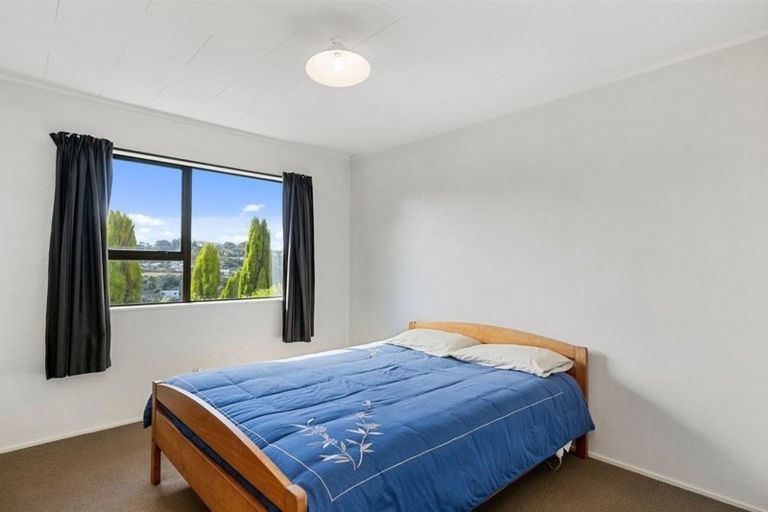Photo of property in 23 Cheltenham Terrace, Newlands, Wellington, 6037