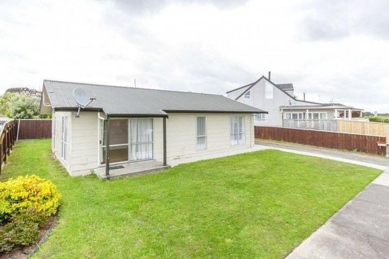 Photo of property in 15 Leander Place, Milson, Palmerston North, 4414
