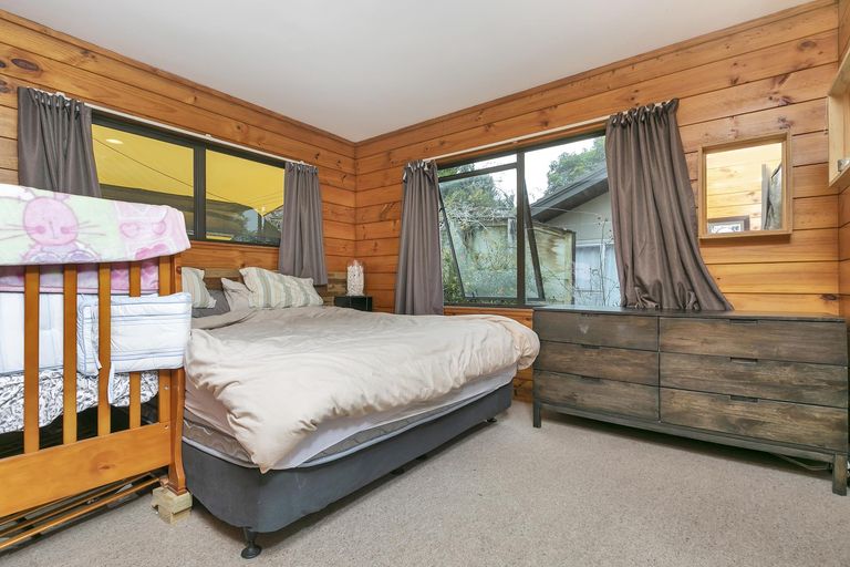 Photo of property in 2/21 Tahu Crescent, Sunnynook, Auckland, 0620