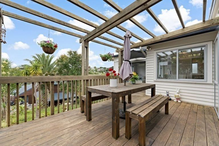 Photo of property in 24 Kiteroa Terrace, Rothesay Bay, Auckland, 0630