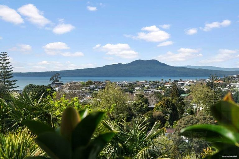 Photo of property in 12 Limmer Place, Browns Bay, Auckland, 0632