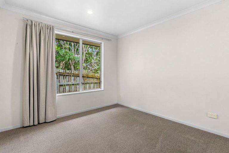 Photo of property in 11 Miami Place, One Tree Point, 0118