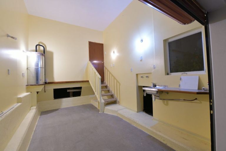 Photo of property in 32 Te Atatu Road, Te Atatu South, Auckland, 0610