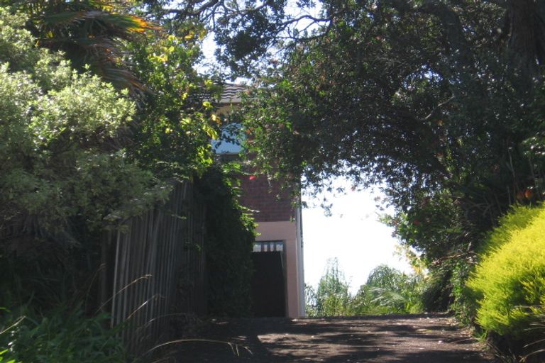 Photo of property in 2/7 Scarboro Terrace, Murrays Bay, Auckland, 0630