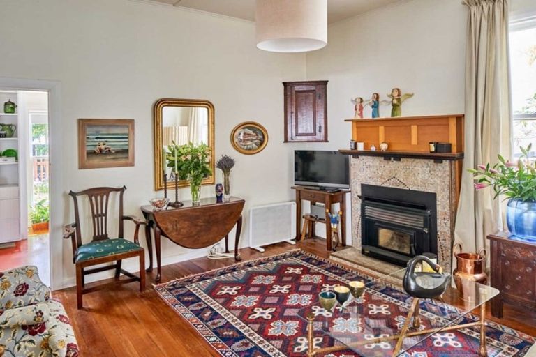 Photo of property in 17 Mahoe Street, Eastbourne, Lower Hutt, 5013