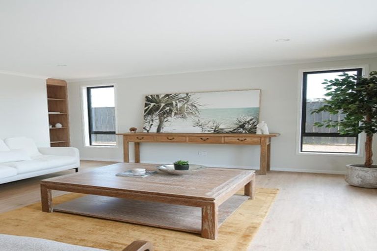 Photo of property in 47 Metoriti Crescent, Karaka, 2124