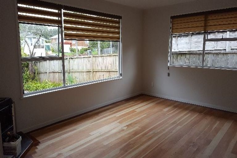 Photo of property in 21 Normanton Street, Glenfield, Auckland, 0629