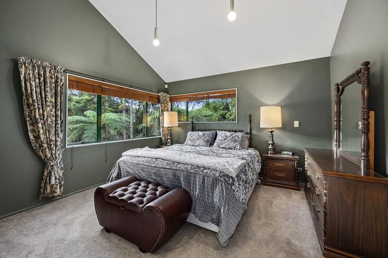 Photo of property in 28 Tyrico Close, Unsworth Heights, Auckland, 0632