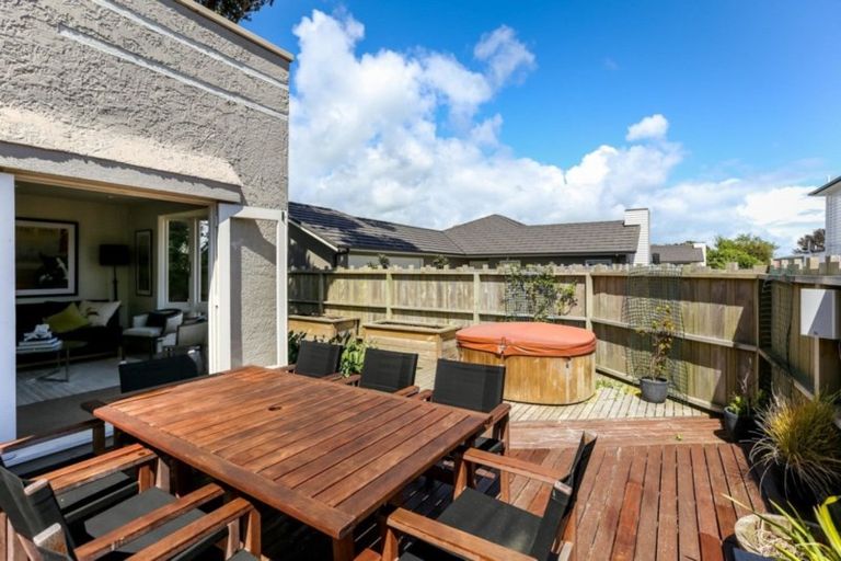 Photo of property in 180 Brooklands Road, Vogeltown, New Plymouth, 4310