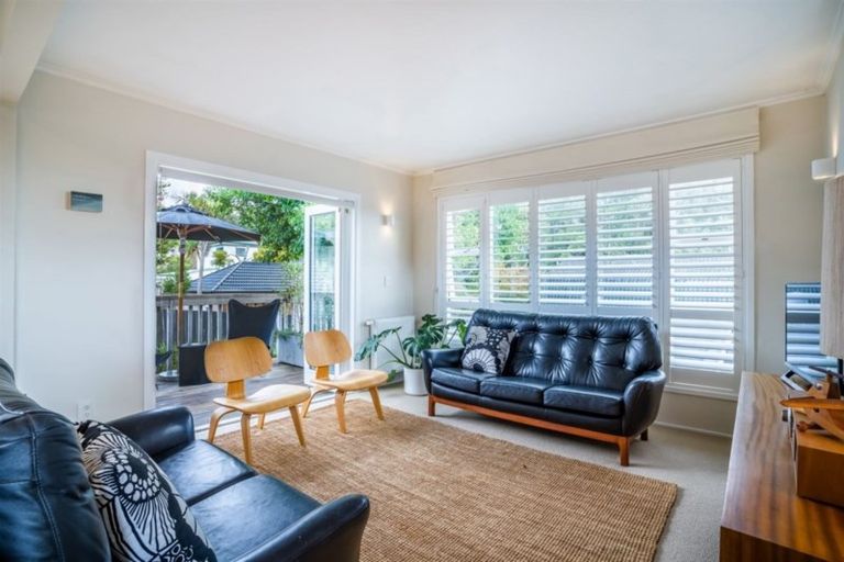 Photo of property in 1/54 Pupuke Road, Hillcrest, Auckland, 0627