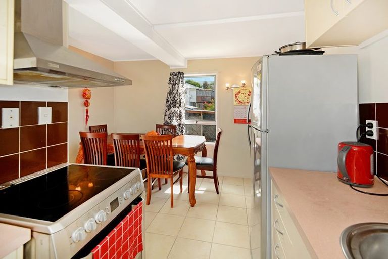 Photo of property in 2/597 Glenfield Road, Totara Vale, Auckland, 0629