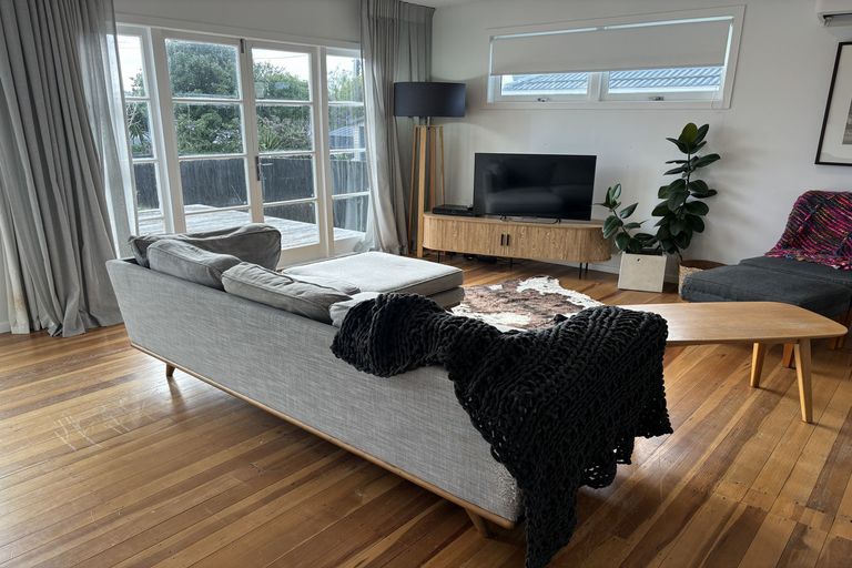 Photo of property in 118 Matipo Road, Te Atatu Peninsula, Auckland, 0610