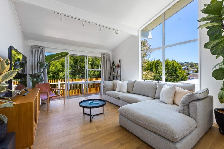 Photo of property in 18 William Hadlow Place, Hatfields Beach, Orewa, 0931