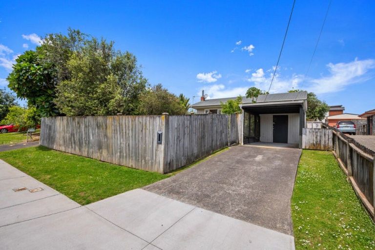 Photo of property in 71 Sylvan Crescent, Te Atatu South, Auckland, 0610