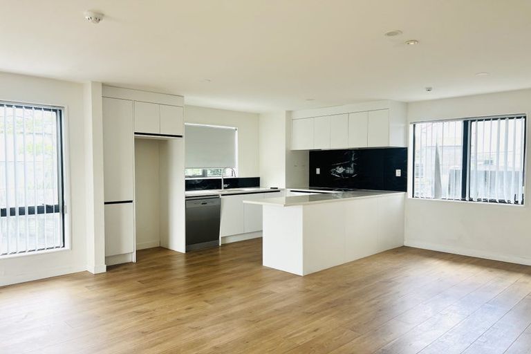 Photo of property in 1 Lilac Lane, Oteha, Auckland, 0632