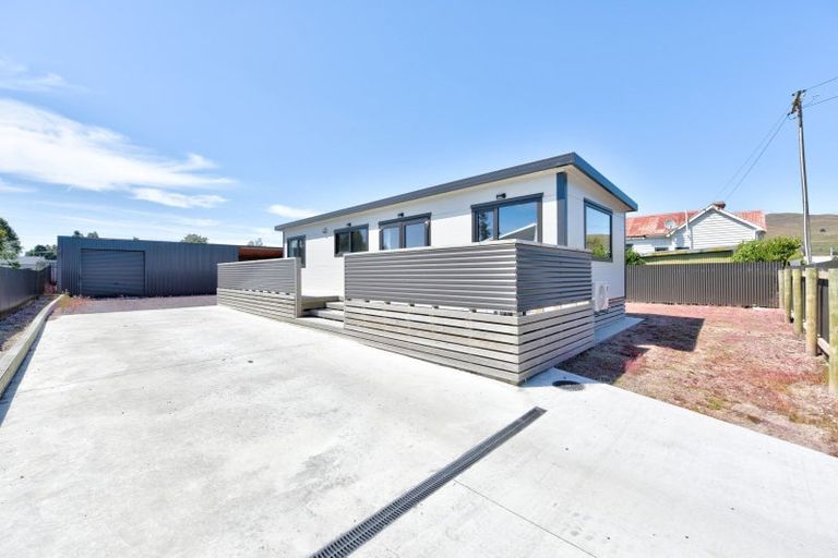 Photo of property in 2 Clifford Street, Clinton, 9534