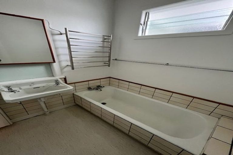 Photo of property in 1/27 Gazelle Avenue, Beach Haven, Auckland, 0626