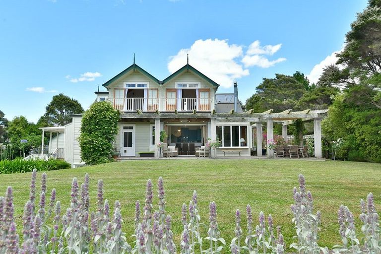 Photo of property in 33 Te Araroa Drive, Paremoremo, Auckland, 0632