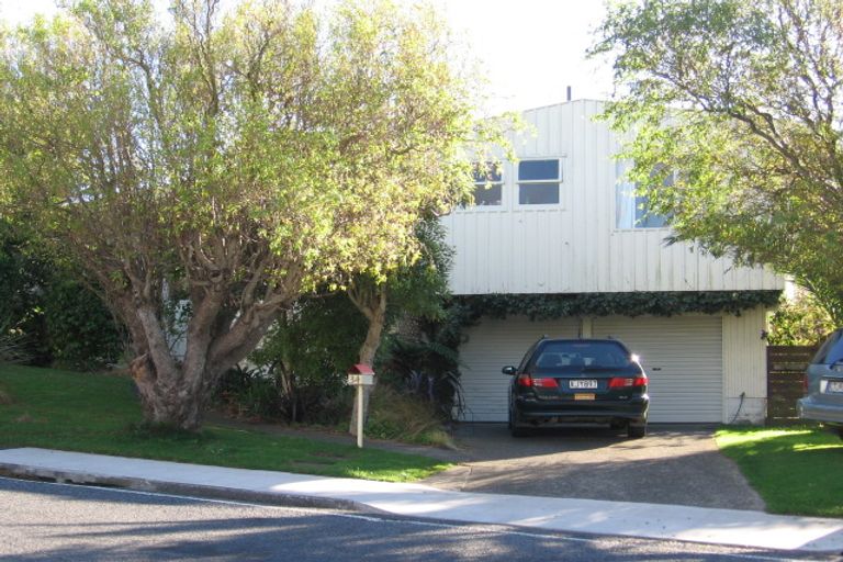 Photo of property in 34 Churton Drive, Churton Park, Wellington, 6037