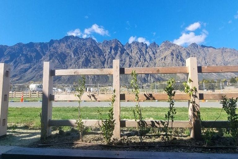 Photo of property in 33 Ryan Loop, Jacks Point, 9371