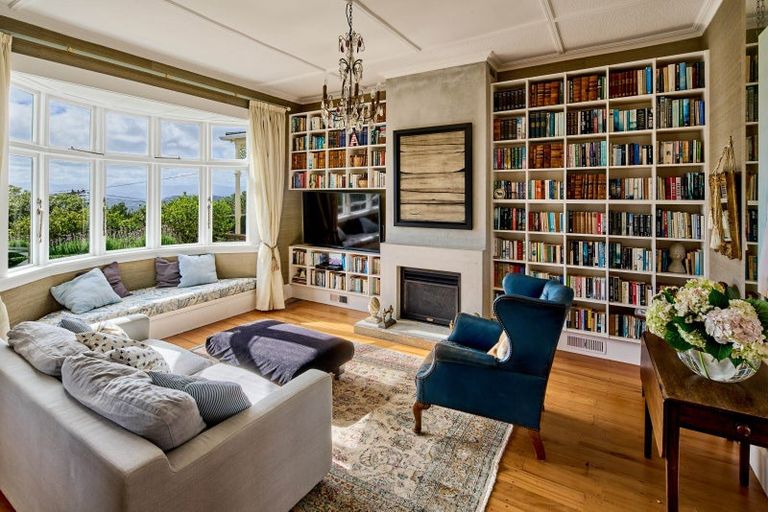 Photo of property in 18 Harbour View Road, Northland, Wellington, 6012