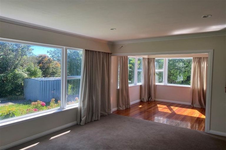 Photo of property in 19 Pinkerton Grove, Newlands, Wellington, 6037