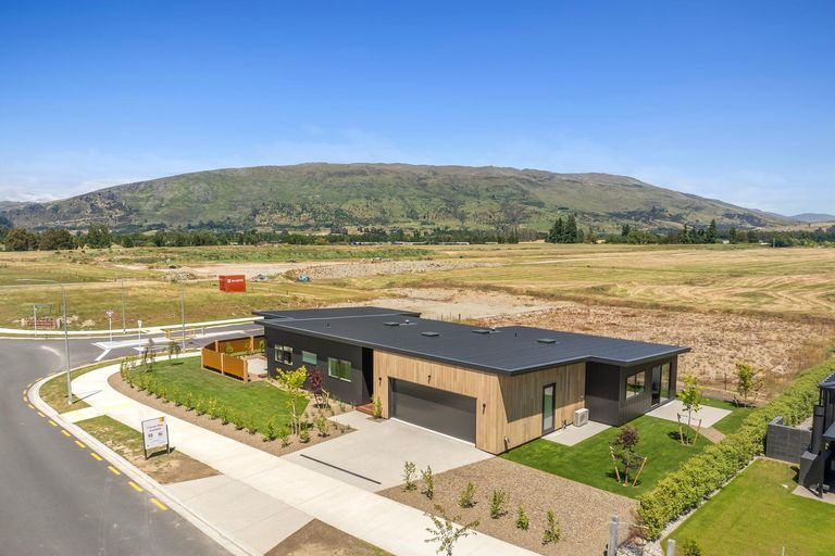 Photo of property in 26 Deans Drive, Wanaka, 9382