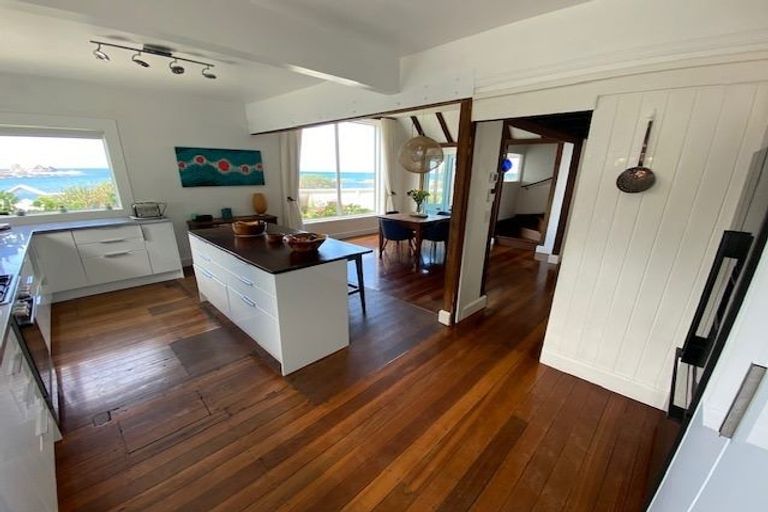 Photo of property in 336 The Esplanade, Island Bay, Wellington, 6023