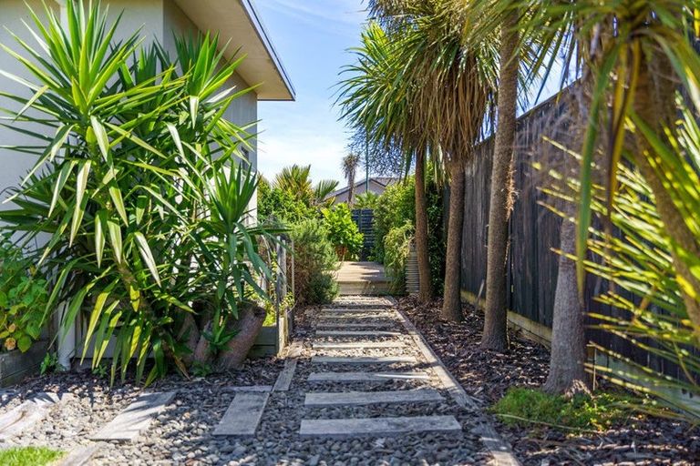 Photo of property in 35 Simpson Crescent, Raumati Beach, Paraparaumu, 5032