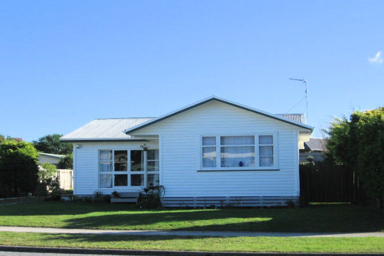 Photo of property in 109 Queens Road, Waikanae Beach, Waikanae, 5036
