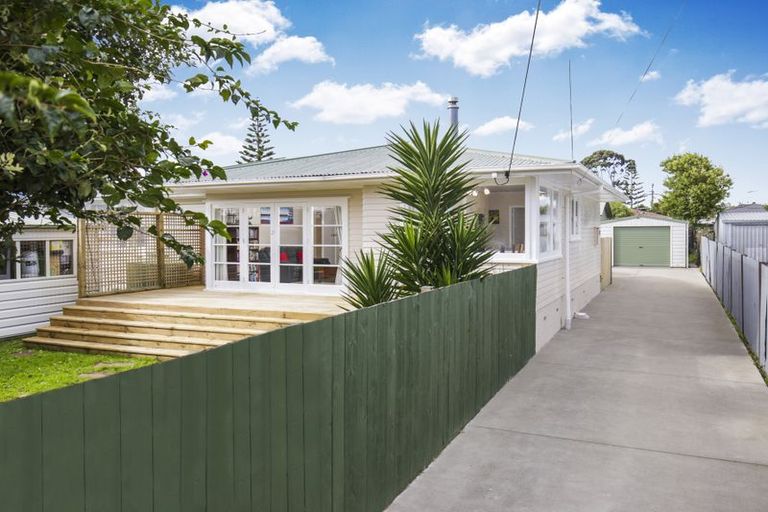 Photo of property in 29 Cobham Crescent, Kelston, Auckland, 0602