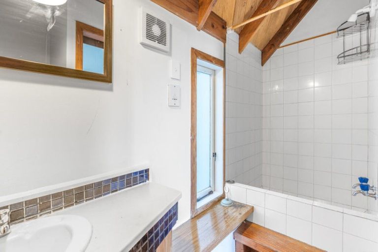 Photo of property in 40 Otitori Bay Road, Titirangi, Auckland, 0604